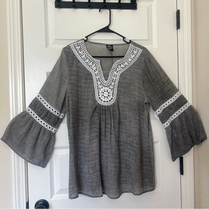 CALSTYLE Chic Gray Blouse with White Lace Accents